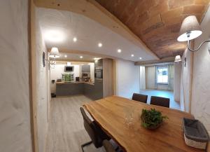 a dining room with a table and a kitchen at Spreewälder Sorbenstübchen in Radensdorf