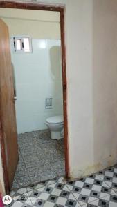 een badkamer met een toilet in een kamer bij Flia brover (Lalo) in Puerto Iguazú