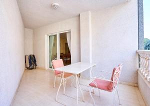 Biały stół i krzesła na balkonie w obiekcie Casa Luna con Piscina, 300m playa w mieście El Campello