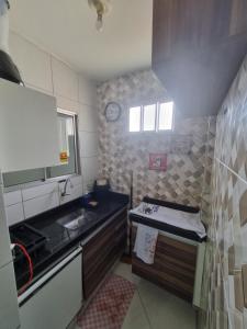 eine kleine Küche mit einer Spüle und einer Theke in der Unterkunft Kitnet encantador no centro de campina grande -PB in Campina Grande + 3 Fotos