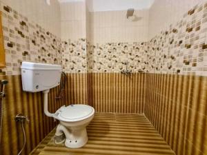 bagno con servizi igienici bianchi in camera di Hotel O Food Plaza a Zirakpur