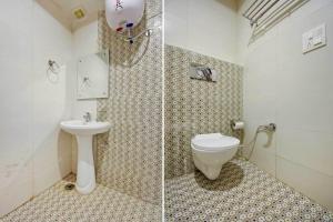 2 immagini di un bagno con servizi igienici e lavandino di Hotel O Food Plaza a Zirakpur