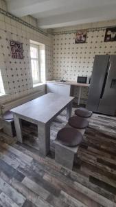 una cocina con una mesa grande y algunas sillas en Zimmer, en Nordhausen