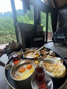 un tavolo con molti piatti per la colazione di AYDER VANAK STONE SUİTES ad Ayder Yaylasi