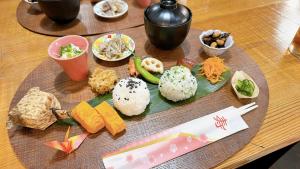 IAM HOTEL في أوساكا: طاولة مع طبق من الطعام على طاولة