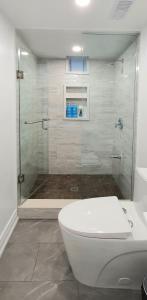 y baño con ducha, aseo y bañera. en Deluxe Private Room in North York en Toronto