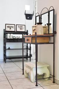 a shelf with some items on it in a room at Maison de charme à la campagne in Roupy