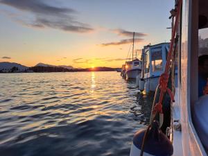 ポロスにあるGiasemi traditional houseの夕日の水上に停泊する船