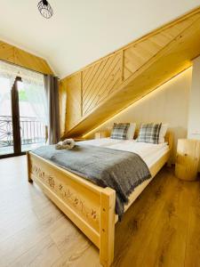 Postel nebo postele na pokoji v ubytování Apartamenty pod Góralskim Niebem