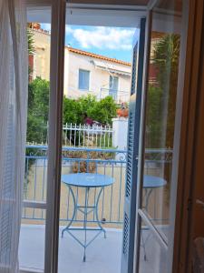 widok z drzwi na balkon ze stołem w obiekcie Giasemi traditional house w Poros
