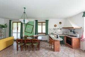 cocina con mesa y sillas en una habitación en Dory's apartment, en Arquata Scrivia