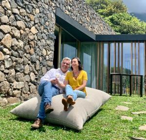 um homem e uma mulher sentados numa almofada em Terrabona Nature & Vineyards em Boaventura