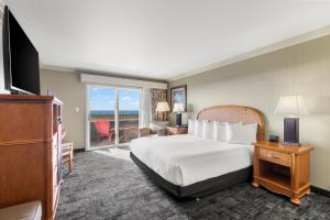 Cette chambre d'hôtel comprend un lit et un balcon. dans l'établissement Surf and Sand Lodge, à Fort Bragg
