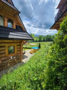 Vonkajšia záhrada v ubytovaní Góralska Chatka 2 Highland Cottage - Split AC, Jacuzzi, Sauna, Private parking, Mountains View, Garden, Zakopane