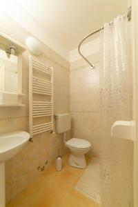 博爾索德爾格拉帕的住宿－Locanda 77，浴室配有卫生间、盥洗盆和淋浴。