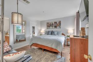 En eller flere senge i et værelse på Nash Gold Private Condo - 2bed, 2bath, Sleep 6, 25 Min Walk To Broadway And All Nashville Attractions, Pool, Gym + 27 billeder