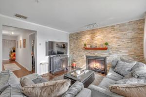 Et opholdsområde på Nash Gold Private Condo - 2bed, 2bath, Sleep 6, 25 Min Walk To Broadway And All Nashville Attractions, Pool, Gym