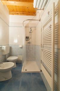 Locanda 77 في بورسو ديل جرابا: حمام مع دش ومرحاض ومغسلة