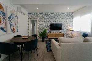 sala de estar con sofá y mesa en Lujoso apartamento con piscina compartida 2 en Sevilla