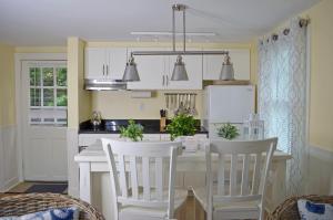 Köök või kööginurk majutusasutuses Edgartown Commons Vacation Apartments