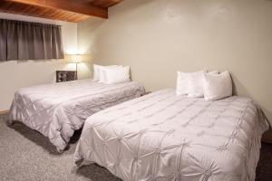 Säng eller sängar i ett rum på The Pioneer Motel