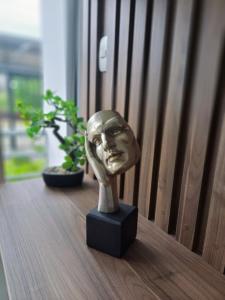 una estatua de una cabeza sentada sobre una mesa en Suites Apart Piura, en Piura