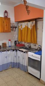 una cocina con toallas colgadas en las encimeras en Lo de la Nercida en Tornquist