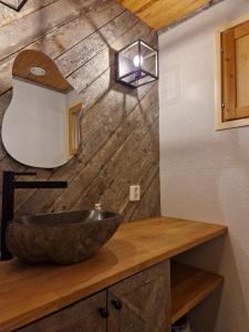 La salle de bains est pourvue d'un lavabo en pierre et d'un miroir. dans l'établissement Korpikelo, à Ylläsjärvi