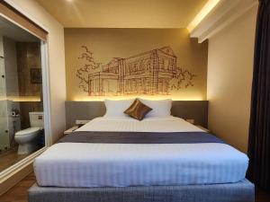 Uma cama ou camas num quarto em The Rangoon Hotel