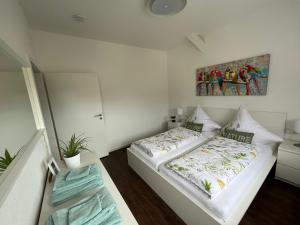 Un pat sau paturi într-o cameră la Stauffenberg Apartments