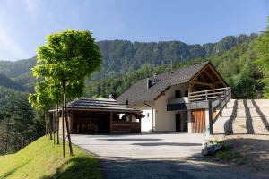een huis met een garage en een boom bij Holiday House Chilly in Kotlje