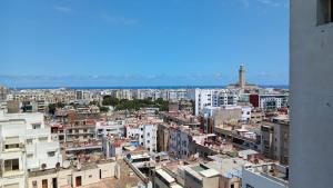 卡萨布兰卡Amazing view overlooking the ocean and Hassan 2的享有城市美景。