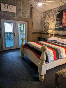 Katil atau katil-katil dalam bilik di Cozy Barn with Pool Access & Near Lake Conroe