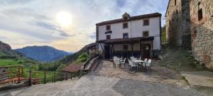 a building with a table and chairs in front of it at Taberna de Tresviso in Tresviso