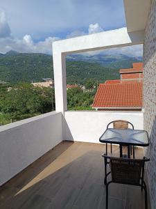 d'un balcon avec une table et une vue sur les montagnes. dans l'établissement Apartmani Maša, à Budva
