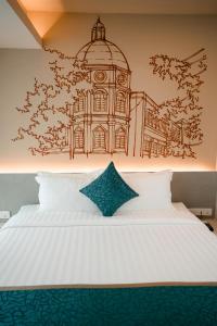 Uma cama ou camas num quarto em The Rangoon Hotel