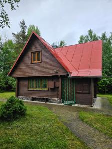 ein Haus mit einem roten Dach und einem Hof in der Unterkunft Chata Dajana in Stará Lesná