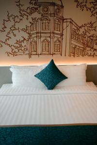 Uma cama ou camas num quarto em The Rangoon Hotel
