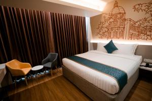 Uma cama ou camas num quarto em The Rangoon Hotel