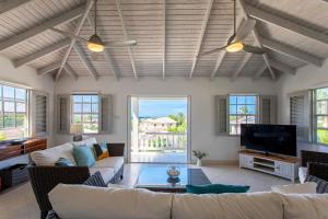 Area tempat duduk di Nevis Villa by Barbados Sotheby's International Realty villa