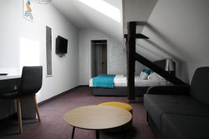 ein Wohnzimmer mit einem Bett und einer Couch in der Unterkunft Hotel Sokak in Sarajevo + 37 Fotos