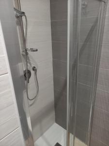 eine Dusche mit Glastür im Badezimmer in der Unterkunft CASA VACANZE IL FONDACO in Giovinazzo