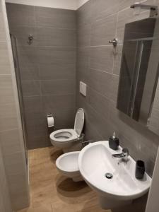 ein Badezimmer mit einer weißen Toilette und einem Waschbecken in der Unterkunft CASA VACANZE IL FONDACO in Giovinazzo