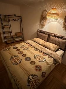 塞拉耶佛的住宿－SanPedro - Industrial Elegance，一间卧室配有床,床上装有被子