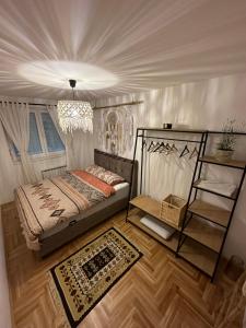 1 dormitorio con cama y estante en SanPedro - Industrial Elegance, en Sarajevo