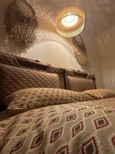 塞拉耶佛的住宿－SanPedro - Industrial Elegance，一间卧室配有一张床和一个吊灯