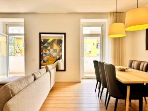Un comedor con mesa y sillas en Lucky Alameda Apartment, en Lisboa