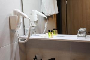 فندق سوكاك في سراييفو: حمام به هاتفين على كونتر مع مرآة