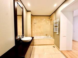 y baño con lavabo y bañera. en Lucky Alameda Apartment en Lisboa