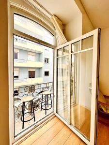 リスボンにあるLucky Alameda Apartmentの大きな窓とバルコニーが備わる客室です。